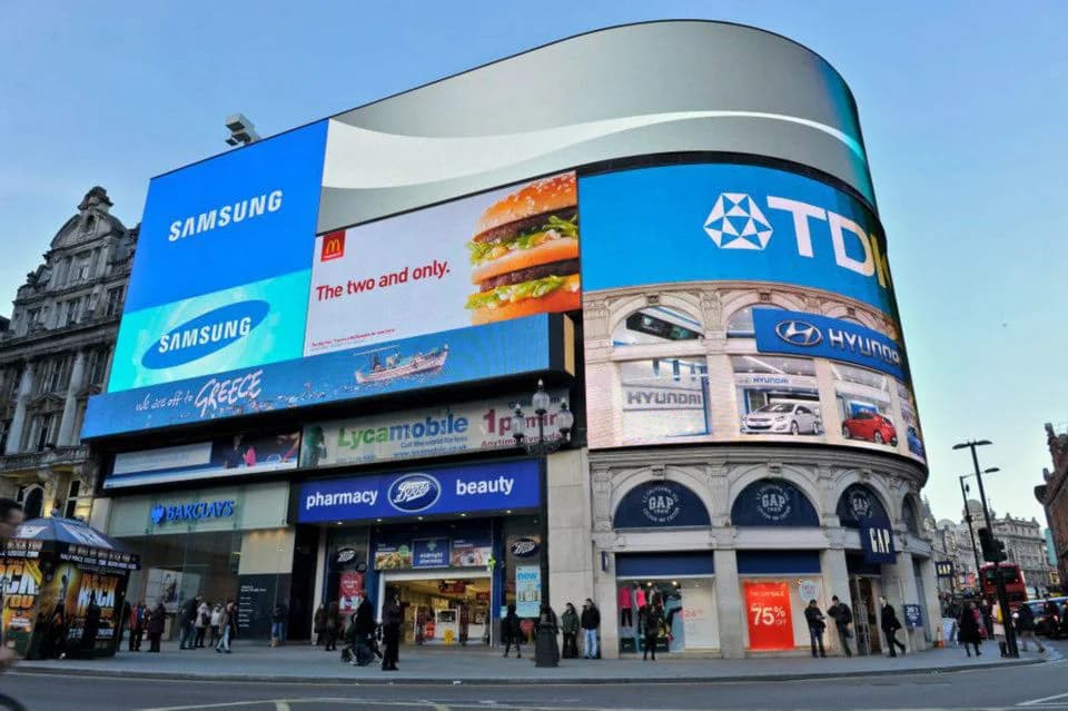Η καμπάνια του UP Greek Tourism στις οθόνες του Piccadilly Circus